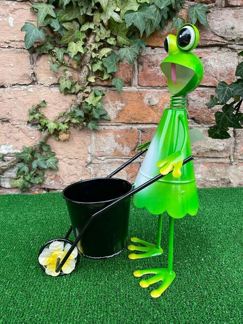 Pot Animals, Selfie Point, Conservatory Living Room, Garden Frog, Metal Flower Pots, Garden Frogs, Diy Bottle Crafts, Home Garden Design, Plastic Bottle Crafts