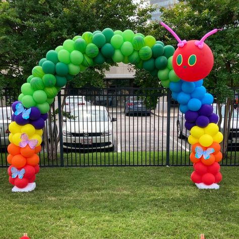 Caterpillar Balloon Arch, Caterpillar Preschool, Kindergarden Graduation, Book Themed Party, Preschool Decor, Hungry Caterpillar Birthday, Hungry Caterpillar Party, Pre K Graduation, Graduation Backdrop