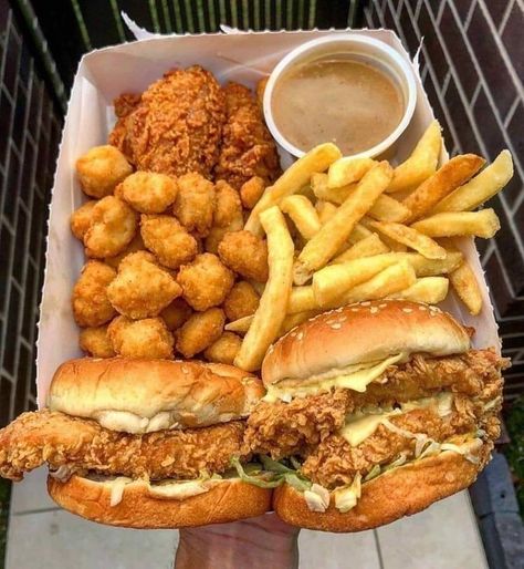 Junk Food Snacks, God Mat, Think Food, Food Goals, Unhealthy Food, Chicken Sandwich, Food Obsession, Interesting Food Recipes, French Fries