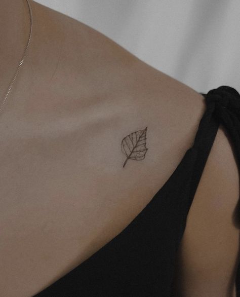 Tattoo Ideas Leaf, Small Leaf Tattoo, Tattoo Leaf, Leaf Tattoo, Small Tattoo Ideas, Tiny Tattoo, Small Leaf, Small Tattoo, Tiny Tattoos