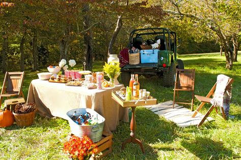 15 Secrets to Throwing a Classy Tailgate Party  - TownandCountryMag.com Best Tailgate Food, Tailgating Cocktails, Tailgate Food Ideas, Football Tailgate Food, Fall Tailgating, Tailgate Recipes, Tailgating Ideas, Carolina Cup, Value Village