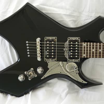 Gothic Electric Guitar, Warlock Electric Guitar, Cool Guitars Electric, Skull Parts, Warlock Guitar, Bc Rich Warlock, Gitar Vintage, Skull Guitar, Marlene Mckinnon