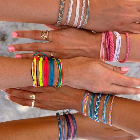 Cute Pura Vida Bracelets, Pura Vida Bracelet Stack, Summer Bracelet Stack Ideas, Pura Vida Bracelets Stacked, How To Make Pura Vida Bracelets, Pura Vida Bracelets Aesthetic, Pura Vida Aesthetic, Summer Bracelets Aesthetic, Bracelet Stack Summer