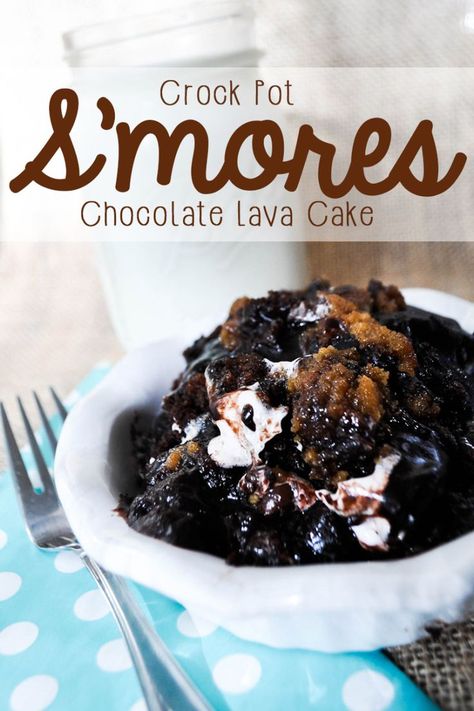 This ooey-gooey s'mores cake is perfect for the chocolate lover in your life. It's a perfect lava cake made in the crock pot. What beats slow cooker cake? A chocolatey, rich, lava slow cooker cake, that's what! Slow Cooker Cake, Crockpot Cake, Crock Pot Food, Smores Cake, Crock Pot Desserts, Slow Cooker Desserts, Lava Cake, Decadent Cakes, S'mores