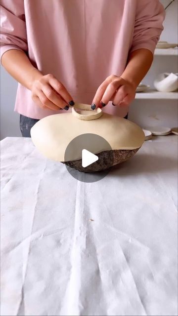 How To Make A Bowl Out Of Clay, Ceramica Artesanal Ideas, Pinched Pottery, Diy Ceramic Bowl, How To Make Pottery, Ceramics Videos, Ceramic Plates Art, Glazing Pottery, Handmade Clay Pots