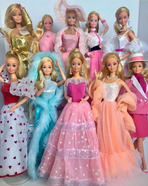 @eightiesgirls on Instagram: “I LOVE this ... so many classic 80s barbies all in one picture. 💖 Do you see any you had as a kid? {PC 📸 @barbie_invasion } #80s #barbie…” 1980s Barbie, Teddy Ruxpin, Barbie 80s, 80s Girl, Barbie Outfits, Childhood Memories 70s, Barbie Mattel, Im A Barbie Girl, Barbie Vintage