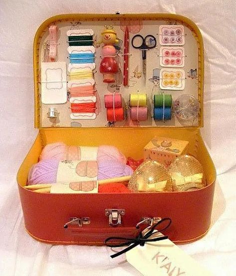 Sewing Kits: 30 Ideas Every Sewing Hobbyist Will Love • Cool Crafts Sewing Kit Storage, Sewing Studio Organization, Sewing Kits Diy, Sewing Kit Box, Trendy Sewing Projects, Trendy Sewing Patterns, Old Suitcases, Sewing Machine Cover, Vintage Suitcases