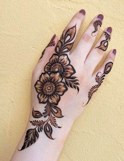 Mehandi Designs For Hands Backside, Mahdi Design Simple, Flowers Mehndi Design, Flower Mehndi Designs, Inai Pengantin, Henna Inspired Tattoos, Tato Henna, Mehndi Designs 2018, Henna Tattoo Designs Hand