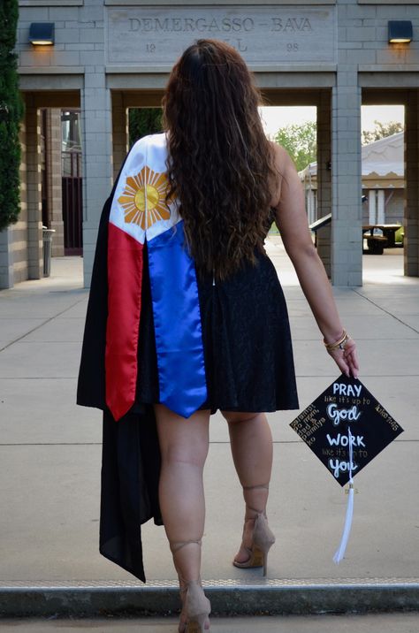 Filipino Graduation Pictures, Filipino Graduation Cap, Filipino Graduation, College Grad Pictures, Filipino Flag, Grad Picture Ideas, Grad Shoot, College Graduation Pictures Poses, Grad Pictures