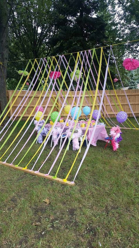 Rainbow Party Decorations Outdoor, Outdoor Picnic Party Decor, Theme Park Party Ideas, Backyard Tea Party Kids, Rainbow Garden Party, Toddler Park Birthday Party, Front Yard Birthday Party, Unicorn Tea Party Birthday, Kids Park Birthday Party