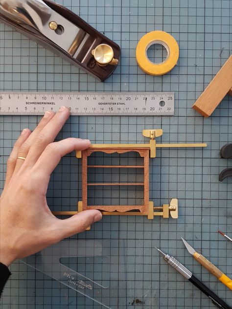 Furniture Miniatures, Miniature Woodworking, Making Miniature Furniture, Making Doll House Furniture Miniature Tutorials, How To Make Miniature Things Diy, Dollhouse 1:12 Diy, Miniature Furniture Diy, Miniature Tutorials 1:12, Dollhouse Plans 1:12