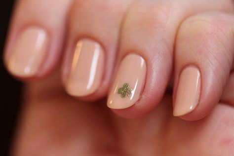 Clover Nails Four Leaf, Four Leaf Clover Nail Art, 4 Leaf Clover Nail Art, 4 Leaf Clover Nails, Clover Nails Design, Subtle St Patricks Day Nails, Four Leaf Clover Nails, Clover Nail Art, Clover Nails