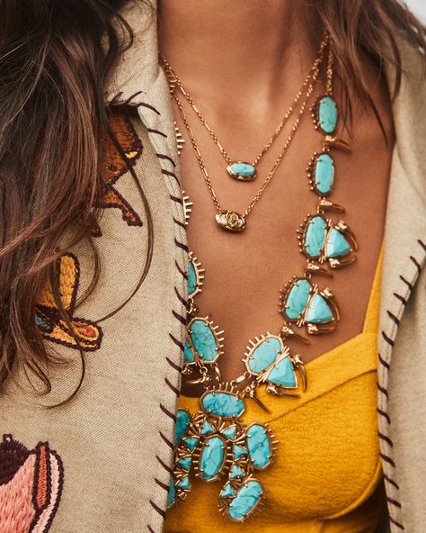 Our icon like you’ve never seen her before. The Elisa Vintage Gold Etch Frame Short Pendant Necklace in Variegated Turquoise Magnesite features our beloved shape surrounded by an etched frame. Inspired by the tooled designs etched on saddles, this pendant is full of Western spirit. This necklace is a part of Yellow Rose by Kendra Scott—a brand that celebrates ranch life with Kendra Scott staples alongside select curated jewelry pieces and accessories. Metal Vintage 23k Yellow Gold Over Brass Mat Western Jewelry Women, How To Wear Turquoise Jewelry, Western Layered Necklaces, Gold Western Jewelry, Western Bride Jewelry, Gold Western Jewellery, Outfits With Turquoise Jewelry, Western Jewelry Diy, Jewelry Trends 2024