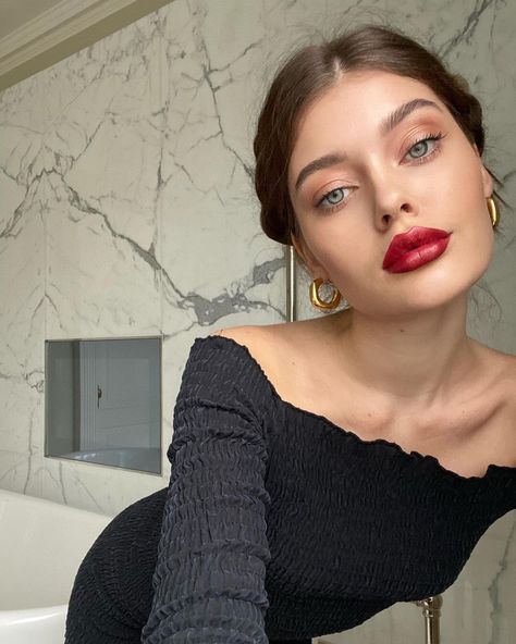 Red Lips Makeup Look, Red Lip Makeup, Makati, Red Lipstick, Mode Inspo, Glam Makeup, Pretty Makeup, Artistry Makeup, Aesthetic Makeup