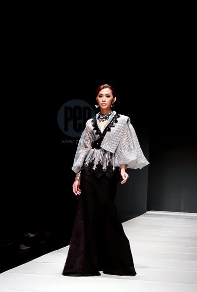 Modern Barong and Filipiniana at the Philippine Fashion Week Spring-Summer Collection 2015 | PEP.ph Barot Saya Modern, Barot Saya Traditional Dresses, Biringan City, Filipino Goddess, Philippine Costume, Filipiniana Outfit, Party Outfit Classy, Filipiniana Modern, Modern Barong