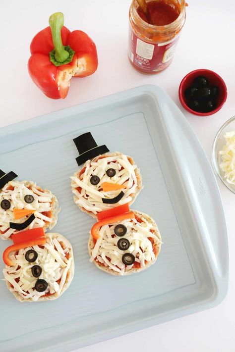 Snowman English Muffin Pizza - Christmas Shaped Pizza, Winter Pizza Ideas, Christmas Themed Lunch For Kids, Snowman Sandwiches, Snowman Food Ideas, Christmas Pizza Ideas, Snowman Snacks, Snowman Food, Holiday Sleepover