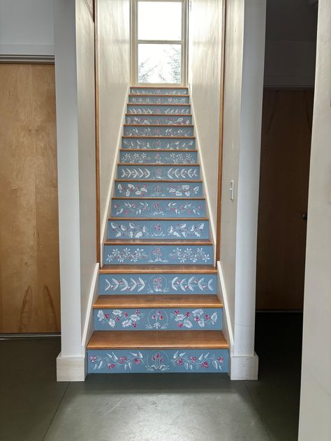 Staircase Makeover Wall, Colorful Staircase, Painted Stairs Ideas, Staircase Mural, Painted Wood Stairs, Painted Steps, Stenciled Stairs, Painting Stairs, Painted Staircase