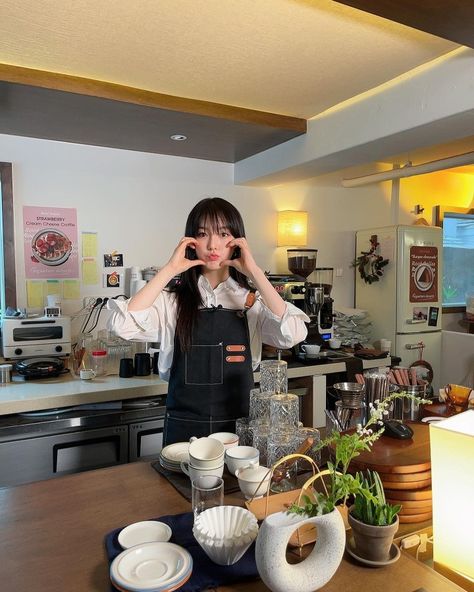 Ulzzang Barista, Baker Girl Aesthetic, Barista Aesthetic, Cozy Coffee Shop, Strawberry Cream Cheese, Aesthetic Videos For Edits Love, Cube Entertainment, Aesthetic Girl, Cream Cheese