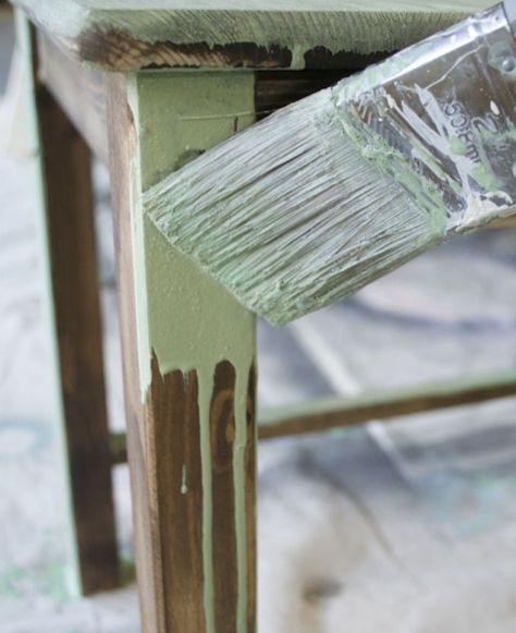 Unlock the secrets to painting furniture with this detailed step-by-step tutorial of painting furniture using 5 different types of popular paint: chalk paint, milk paint, latex paint, oil paint, and spray paint. Piano Redo, Milk Painting, Paint Tricks, Salvage Decor, Redoing Furniture, Antibes Green, Chalk Paint Finishes, Milk Paint Furniture, Different Types Of Painting