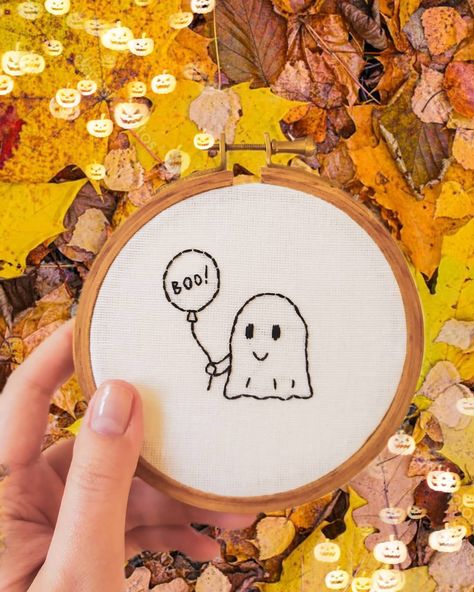 Halloween Embroidery Ideas, Halloween Hand Embroidery, Embroidered Sweatshirt Diy, Boo Embroidery, Diy Embroidery Shirt, Grub Hub, Embroidery Hoop Decor, Embroidery Halloween, Ghost Embroidery