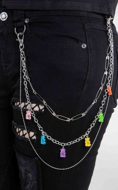 Diy Goth Clothes, Chain Outfit, Jeans With Chains, Accesorios Aesthetic, Kawaii Bracelet, Punk Style Outfits, Tea Crafts, Diy Hair Accessories Ribbon, Cute Friendship Bracelets