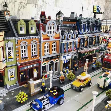 Beverly Bricks (@hannas.beverly.bricks) posted on Instagram: “Billund Street, the shopping street in Beverly Bricks, is still my favorite street in the city. 😊  Do you have any ideas for further shops?…” • Aug 23, 2020 at 10:16am UTC Cormac Mclaggen, Big Lego Sets, Gallery Building, Lego Street, Lego 5, Slytherin Gryffindor, Big Lego, Lego Board, Lego Boards