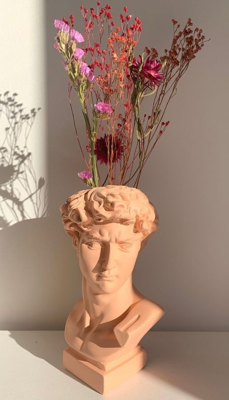 David Sculpture, Sculpture Vase, Resin Vase, Greek Vases, Pen Organization, Home Landscaping, Flower Candle, Samar, A Pen