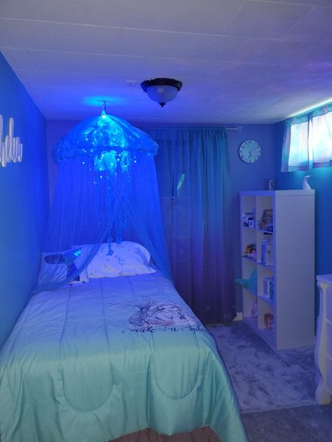 Ocean Room Asthetics, Jellyfish Room Decor Aesthetic, Aqua Room Aesthetic, Marine Biology Themed Bedroom, Deep Sea Bedroom Aesthetic, Jellyfish Room Ideas, Marine Themed Bedroom, Deep Sea Themed Bedroom, Jellyfish Themed Bedroom