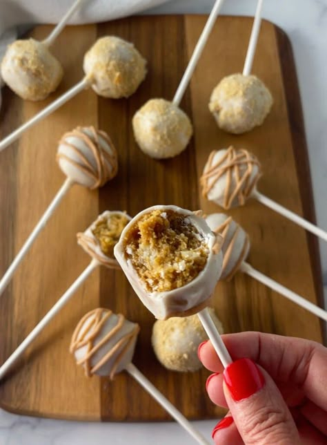 Leftover Pumpkin Pie Cake Pops - Mom Loves Baking Pumpkin Pie Cake Pops, Pie Cake Pops, Leftover Pumpkin Pie, Frozen Cake Pops, Fun Fall Desserts, Pumpkin Spice Desserts, Pie Ideas, Pumpkin Streusel Muffins, Pumpkin Pie Cake