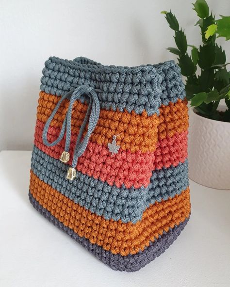 Beautiful crochet bag. Autumn colours 😍 Handmade Crochet Bags, Beautiful Bags, Beautiful Crochet, Color Themes, Handmade Crochet, Color Combinations, Crochet Bag, Crochet Stitches, Bag Making