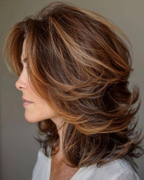 Elegant Brunette, Hair Trends 2024, Brunette Hair Color Ideas, Relaxed Pose, Natural Brunette, Hair Tomboy, Women's Haircuts, Rambut Brunette, Layers Medium