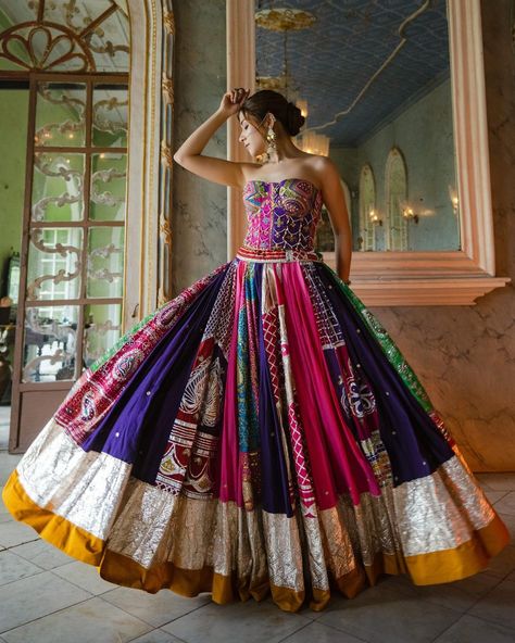 Choli Ideas, Dandiya Dress, Plain Kurti Designs, Lehenga Inspiration, Choli Blouse Design, Garba Dress, Mirror Work Blouse Design, Ghaghra Choli, Rajputi Dress