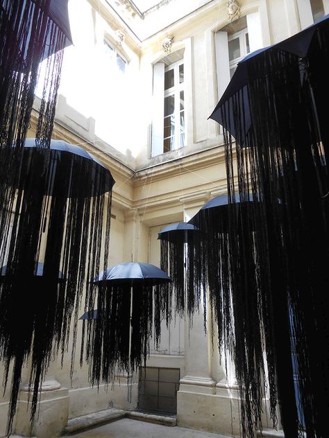 alban guého floats heads of medusa at festival des architecture vives Hotel Light, Black Umbrella, The Ceiling, Sculpture Installation, Stage Design, Event Decor, Installation Art, Halloween Decorations, Entrance