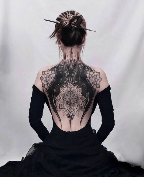 Shin Shield Tattoo, Female Back Tattoos Full, Woman With Tattoos, Backpiece Tattoo, Tato Minimal, Tattoo Henna, Full Back Tattoos, Most Popular Tattoos, Back Tattoo Women