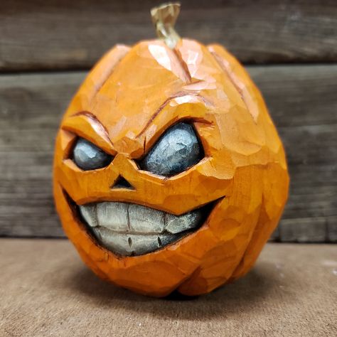 Dremel Pumpkin Carving, Chainsaw Wood Carving, Wooden Toys Diy, Whittling Projects, Wood Carving Faces, Simple Wood Carving, Wood Carving For Beginners, Pumpkin Lantern, Halloween Clay