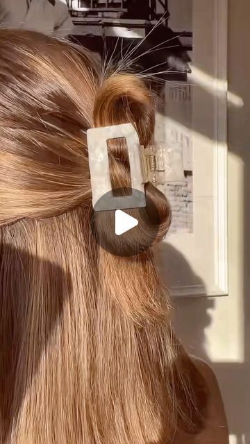 Valentina D on Instagram: "✨half up hack ✨ this one is for everyday, I find it super easy and fast and look super cute especially on short / medium hair will you give it a try? let me know 👇🏻✨ #hairstyle #hairtutorial #peinadosfaciles

Mini claw clip from @xxl.scrunchie 🫶🏻" Half Up Half Down Clip Short Hair, Half Up Mini Claw Clip, Mini Claw Clip Hairstyles Short Hair, Hairstyles With Mini Claw Clips, Mini Claw Clip Hairstyles, Claw Clip Hairstyles Short Hair, Short Medium Hair, Claw Clip Hairstyles, Up Hairdos