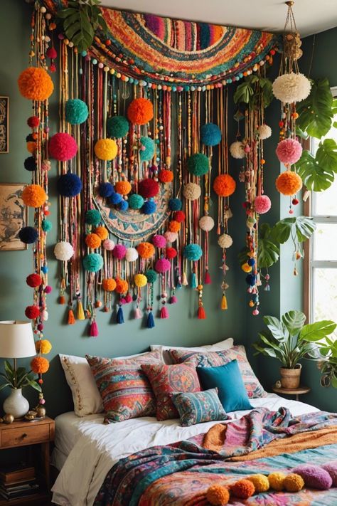 Pom Pom Decor Ideas, Hippie House Decor, Boho Diy Decor, Boho Home Design, Hippie Boho Bedroom, Hippy Decor, Colorful Boho Bedroom, Hippie Crafts, Hippie Bedroom