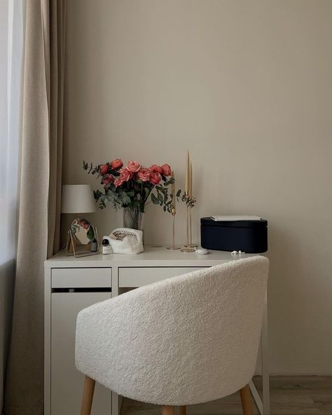 A simple, modern, cozy corner featuring a sherpa accent chair, pink flowers in a glass vase, tall gold candles, a small gold mirror and a small classic lamp. Makeover Bedroom, Pretty Room, Cozy Room Decor, Apartment Decor Inspiration, Dream Room Inspiration, Room Makeover Bedroom, Apartment Inspiration, Cozy Room, Room Inspiration Bedroom