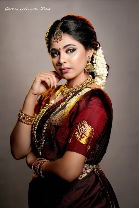 😍FOCUS ON BRIDE: Coz shying is not her style✨ Bride in Amazing Saree Gown. More information on WeddingNet #weddingnet #indianwedding #indianbride #indianwedding #bridallehenga #lehenga #pink #gold #beige #weddinglehenga #weddingsaree #bride FOLLOW OUR INSTAGRAM @WEDDINGNET Reception Poses For Bride, Indian Bride Sitting Poses, Bride Poses Indian Wedding In Saree, Bride Portrait Photography Poses, Bride Getting Ready Photos Indian, Reception Bride Poses, Saree Models Poses, Bride Poses Single, Bride Solo Poses Indian Wedding