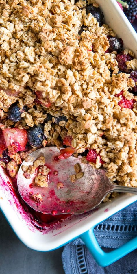 Healthy Berry Crisp, Mixed Berry Crumble, Berry Crumble Recipe, Apple And Berry Crumble, Berry Crumble Bars, Berry Crisp Recipe, Berry Crisp, Dessert Vegan, Fruit Crumble