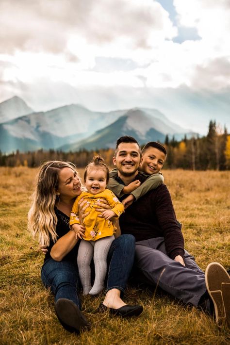 Fall Outdoor Family Photo Outfit Ideas, Family Time Photography, Natural Christmas Photo Shoot, Family Photos Posing, Family Photography Posing, Family Photos Prompts, Family Picture Prompts, Prompts For Family Photos, Family Photography Posing Prompts