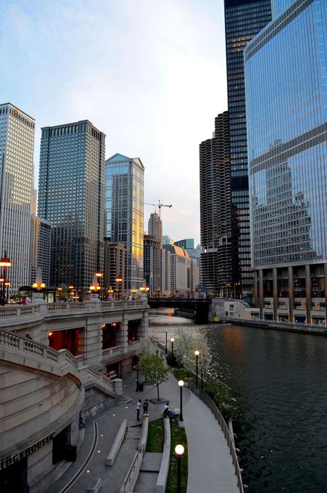 Guide to the top 10 things to do in Chicago and unmissable places to visit. Cool, free and fun things to do in Chicago solo or with kids and family. #usa #usaroadtrip #windycity #chicago | Fun Things To Do In Chicago For Adults | Things To Do In Chicago With Kids | Chicago Travel Guide | Chicago Places To Visit | Chicago Itinerary | Cheap Things To Do In Chicago | Navy Pier | Free Things To Do In Chicago | Magnificent Mile | Chicago Stuff To Do | Things To Do Downtown Chicago Chicago Places To Visit, Chicago Magnificent Mile, Chicago Vacation, Navy Pier Chicago, Chicago Aesthetic, Things To Do In Chicago, Chicago At Night, Magnificent Mile, Visit Chicago