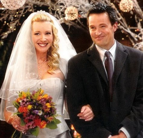 Phoebe & Chandler Helen Baxendale, Tv Weddings, Friends Cast, Wedding Movies, Friends Central Perk, Friends Moments, Phoebe Buffay, Friends Series, Chandler Bing