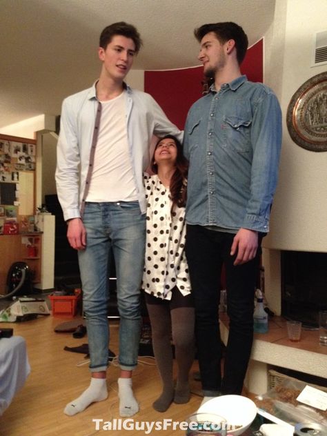 Tall Guy Short Girl Couple, Girl Couple Costumes, Girlfriend Drawings, Tall Guy Short Girl, Tall Boy Short Girl, Tall Boyfriend Short Girlfriend, Tall People Problems, Nephilim Giants, Short Girlfriend