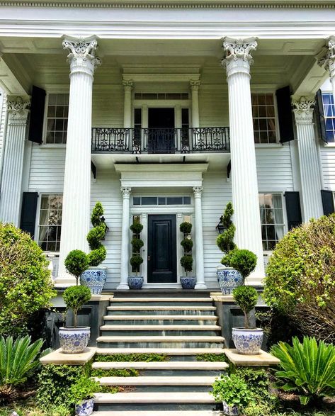 Setting the Table With Carolyne Roehm in Charleston - Quintessence Carolyne Roehm, Greek Revival Architecture, Setting The Table, Drapes And Blinds, Charleston Homes, Blue White Decor, Enchanted Home, Historic Home, Historic Homes