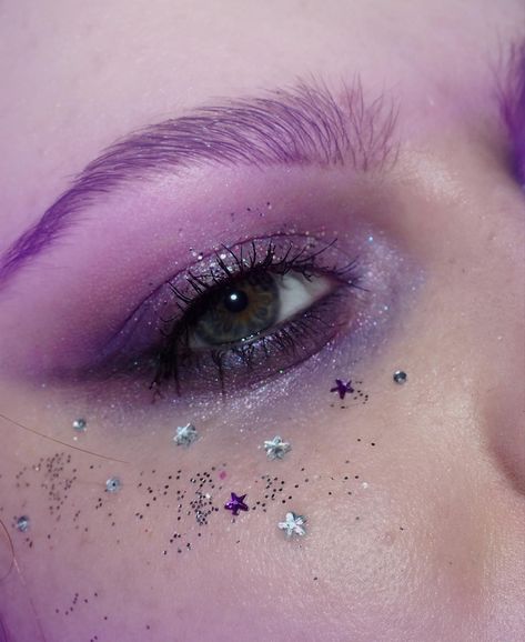 Purple Sparkly Makeup, Makeup Strass, Purple Photoshoot, Dark Fairy Makeup, Violet Eyeshadow, Violet Makeup, Sweet 16 Makeup, Purple Makeup Looks, Galaxys Edge