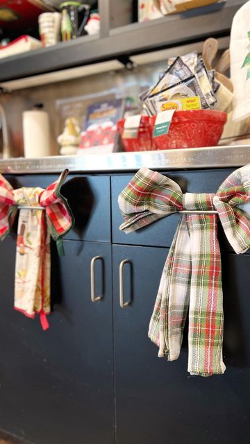 CREATIVE KITCHEN on Instagram: "How to make bows out of your dish towels! What a fun and easy way to dress up your kitchen! 🎁" Dish Towel Christmas Gift Ideas, Bows For Kitchen Cabinets, How To Fold Kitchen Towels For Gifts, Bows On Kitchen Cabinets, Christmas Bow Cabinets, Cabinet Bows Christmas, Christmas Bows On Kitchen Cabinets, Dish Towel Bow, Kitchen Cabinet Christmas Bows