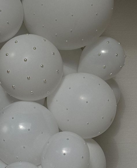 Pearls Birthday Theme, Pearl Balloon Decor, Pearls And Bows Party, Bridal Shower White Theme, Bachelorette Party Themes Pearls, Pearl Birthday Theme, Pearl Party Theme, Pearl Necklace Balloon Garland, Pearl White Balloons