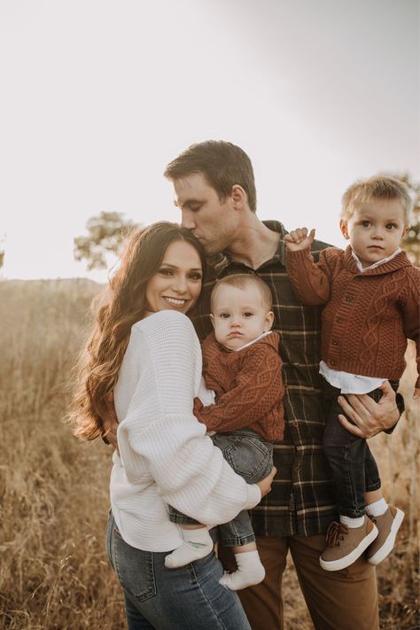 Family Photos With Baby Outfits, Diy Photoshoot Family, Photo Poses For Family Of Four, Fall Family Of Four Photos, Fall Photoshoot Family Of Four, Cold Weather Family Photo Outfits, Farmhouse Family Photoshoot, Boy Mom Family Photos, September Photoshoot Ideas Family