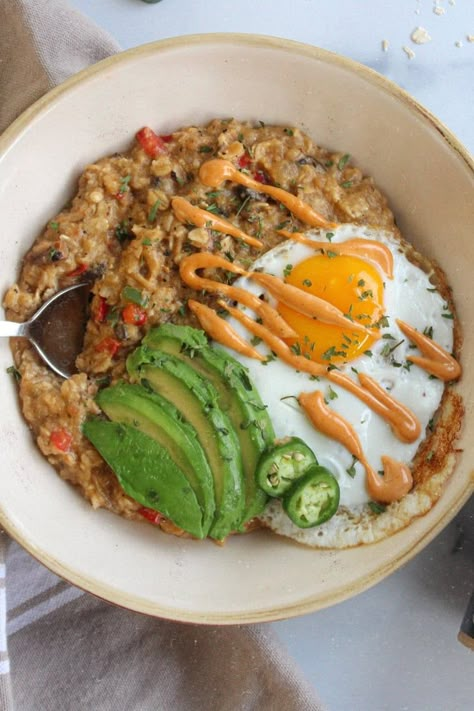 This Southwest Brunch Bowl Is Filled With Savory Oatmeal Savory Oatmeal Healthy, Savory Oatmeal Recipes Healthy, Oatmeal Bowls Healthy, Unique Oatmeal Recipes, Easy Breakfast Oats, Fancy Oatmeal Bowls, Savory Oats Recipes Breakfast, Oatmeal Savory Recipes, Southwest Breakfast Bowl